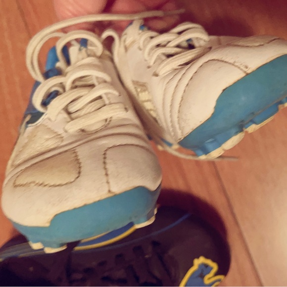 Nike kids size 11 soccer shoes - Picture 4 of 5